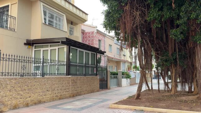 Paisajes urbanos tranquilos en Ciudad Jard&iacute;n, Cartagena, mostrando edificios de distinta tipologia y ambiente mediterr&aacute;neo sin tr&aacute;fico.