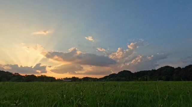 雲と夕日のタイムラプス、夕方の運動公園