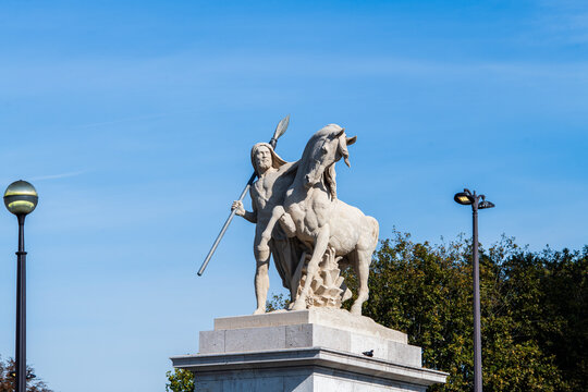 vue des statues de l'esplanade du Trocadero &agrave; Paris en France 