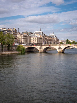 Pont Royal &agrave; Paris vu de la passerelle L&eacute;opold-S&eacute;dar-Senghor