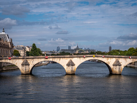 Pont Royal &agrave; Paris vu de la passerelle L&eacute;opold-S&eacute;dar-Senghor