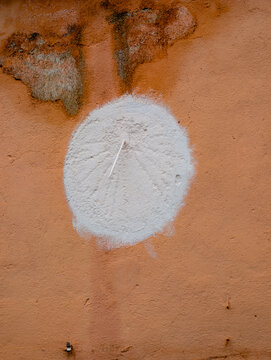 Reloj de sol tapado con pintura