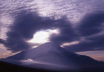 三国峠から眺める夕方の富士山　山梨県山中湖村にて © photop5