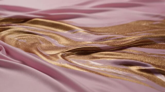 Sfondo astratto in slow motion di onde di seta liquida color rosa cipria e oro metallico che si muovono lentamente. Texture ultra dettagliata, illuminazione morbida ed elegante