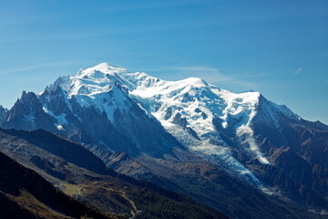 Obraz premium Col de Balme, France/Switzerland - 18.09.2025: Panoramic view of the majestic Mont Blanc massif under a clear blue sky.