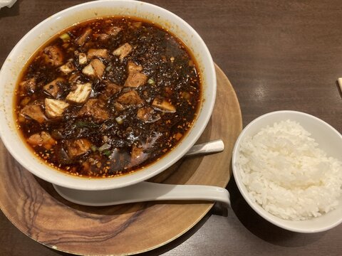 四川料理　麻婆豆腐と白米