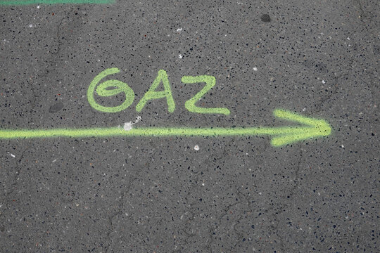Rep&eacute;rage provisoire de passage de gaz en peinture fluo sur le trottoir