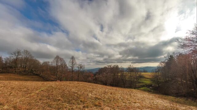 timelapse video con vista panoramica su di un ambiente naturale in Slovenia, di pomeriggio, a fine inverno, con nuvole che scorrono rapide nel cielo