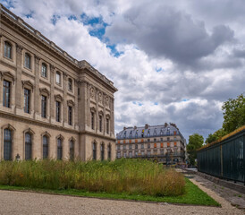 Palais du Louvre à Paris, France © jasckal