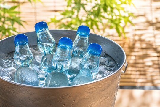 氷水で冷やしたラムネ瓶が並ぶ涼感夏飲料素材