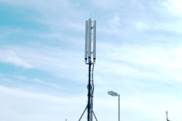 次世代通信とIoT社会を支える5G・モバイルネットワーク基地局のインフラ設備 © taka