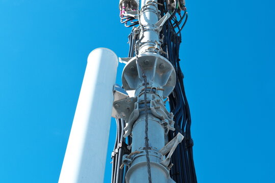 ビルの屋上に設置された携帯電話の通信基地局とアンテナ設備のディテール