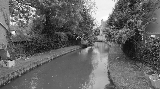 Canal View Between Roads - London 