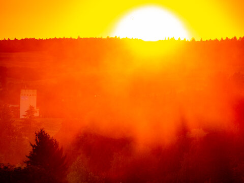 Staubwolke und Sonnenuntergang