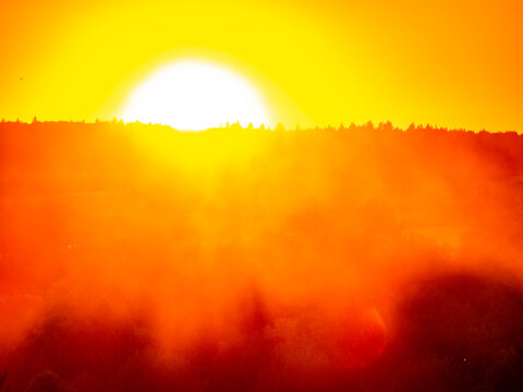 Staubwolke und Sonnenuntergang