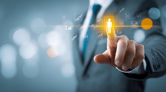 Concept de recrutement num&eacute;rique et de r&eacute;seautage professionnel avec interface de donn&eacute;es holographique