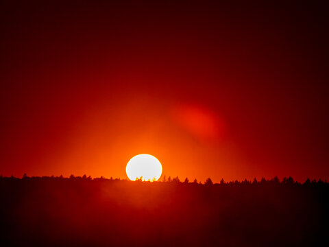 Staubwolke und Sonnenuntergang