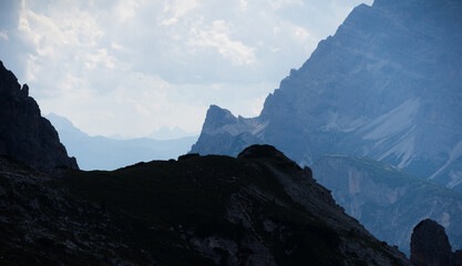 Obraz premium beautiful scenery of a mountain landscape under the sunlight