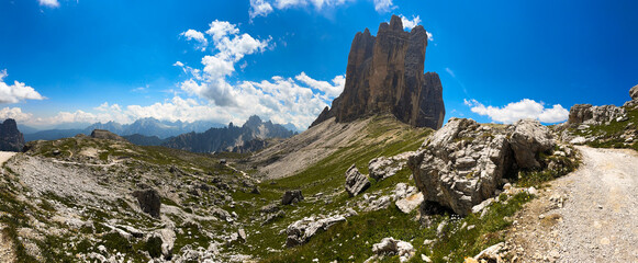 Obraz premium beautiful scenery of a mountain landscape under the sunlight