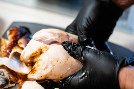 H&auml;hnchenfleisch mit reichlich Kr&auml;utern und Gew&uuml;rzen