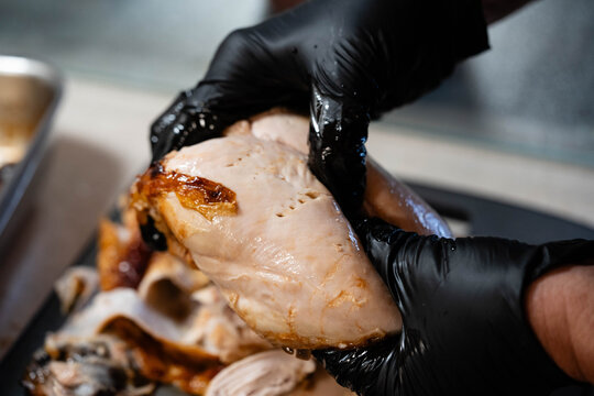 H&auml;hnchenfleisch mit reichlich Kr&auml;utern und Gew&uuml;rzen