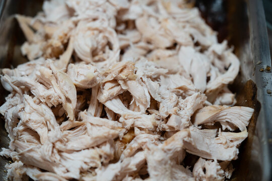 H&auml;hnchenfleisch mit reichlich Kr&auml;utern und Gew&uuml;rzen