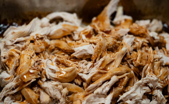 H&auml;hnchenfleisch mit reichlich Kr&auml;utern und Gew&uuml;rzen