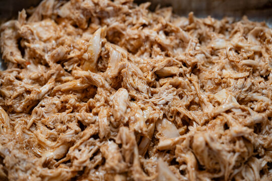 H&auml;hnchenfleisch mit reichlich Kr&auml;utern und Gew&uuml;rzen