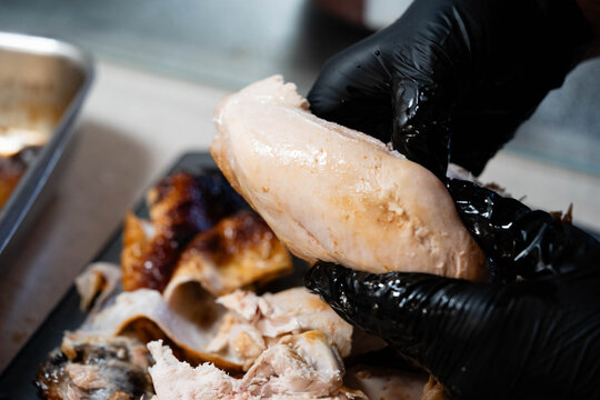 H&auml;hnchenfleisch mit reichlich Kr&auml;utern und Gew&uuml;rzen
