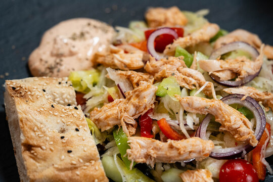 H&auml;hnchenfleisch mit reichlich Kr&auml;utern und Gew&uuml;rzen