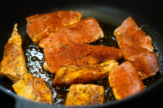 H&auml;hnchenfleisch mit reichlich Kr&auml;utern und Gew&uuml;rzen
