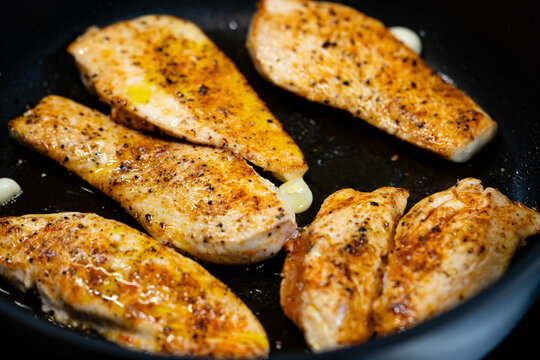 H&auml;hnchenfleisch mit reichlich Kr&auml;utern und Gew&uuml;rzen