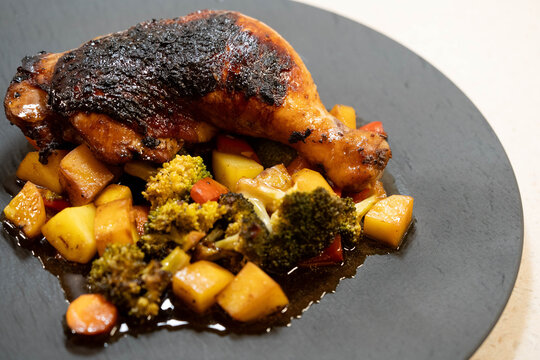 H&auml;hnchenfleisch mit reichlich Kr&auml;utern und Gew&uuml;rzen