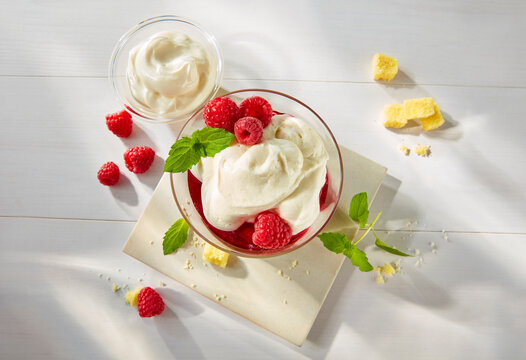 Himbeerdessert mit Bisquitst&uuml;ckchen und Schmand, dazu frische Minze, dessert, essen, s&uuml;ss, obst, creme, himbeer