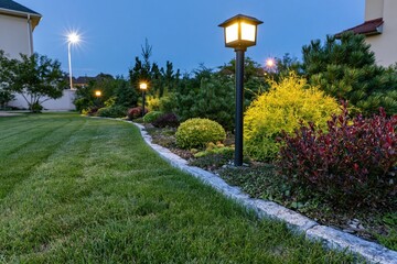 Obraz premium The Outdoor Landscape Lighting Along the Garden Path at Dusk