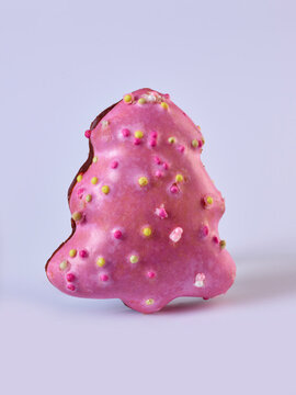 Weihnachtskeks, Lebkuchen mit Zuckerglasur in pink und Zuckerperlen