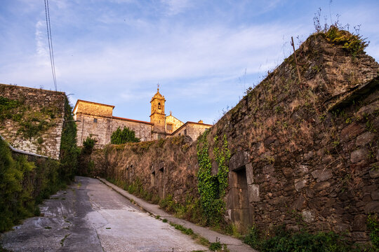 View of the historic stone walls along Rua de Belv&iacute;s leading up toward the ancient Convento de Santa Mar&iacute;a de Belv&iacute;s. 