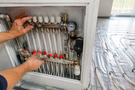 Instalaci&oacute;n de un sistema de calefacci&oacute;n por suelo radiante en una habitaci&oacute;n moderna en oto&ntilde;o