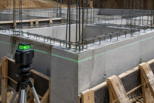 Construcci&oacute;n de una base de concreto con herramientas de medici&oacute;n en un sitio de obra