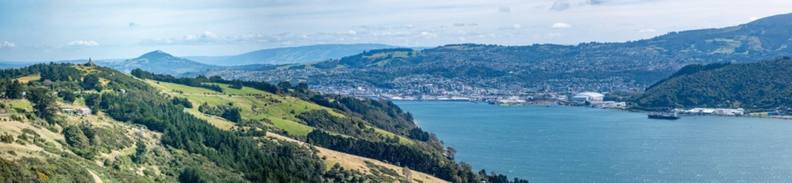 Panoramablick von der Otago Peninsula mit Kriegerdenkmal ueber den Otago Harbour auf Dunedin Neuseeland
