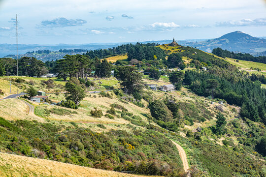 Panoramablick von der Otago Peninsula mit Kriegerdenkmal ueber den Otago Harbour auf Dunedin Neuseeland