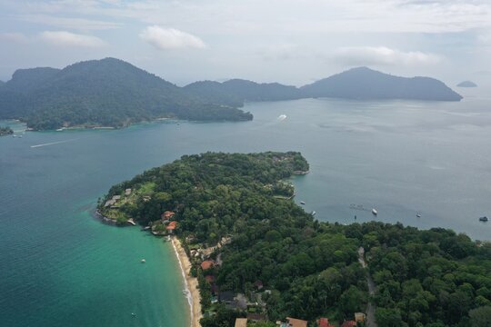 Ponta do Adolfo, Praia do leste com a Ilha da Gip&oacute;ia ao fundo, Angra dos Reis