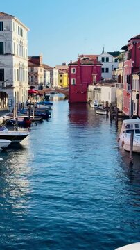 Ein fl&uuml;ssiger Kameraschwenk zeigt die charmanten und historischen Kan&auml;le der italienischen K&uuml;stenstadt Chioggia, oft als Klein-Venedig bezeichnet. Zu sehen sind authentische Geb&auml;ude und typische Br&uuml;ck