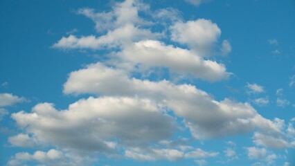 Fototapeta premium Clouds in a blue sky during the day with varying shapes and sizes in a natural scene