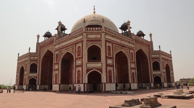 delhi's famous monument that also resembles to taj. Humayun tomb