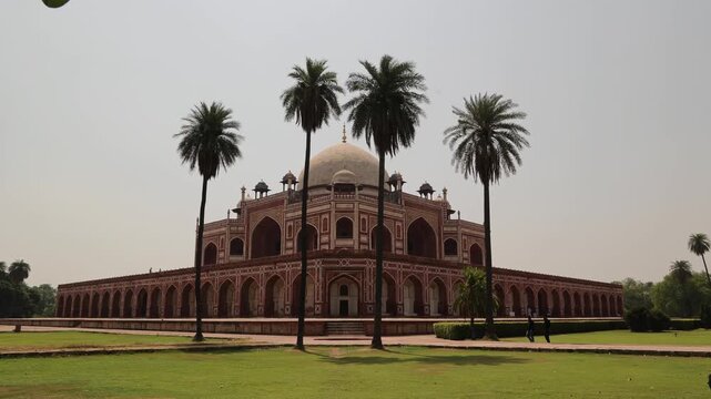 delhi's famous monument that also resembles to taj. Humayun tomb