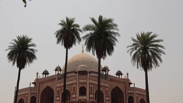delhi's famous monument that also resembles to taj. Humayun tomb
