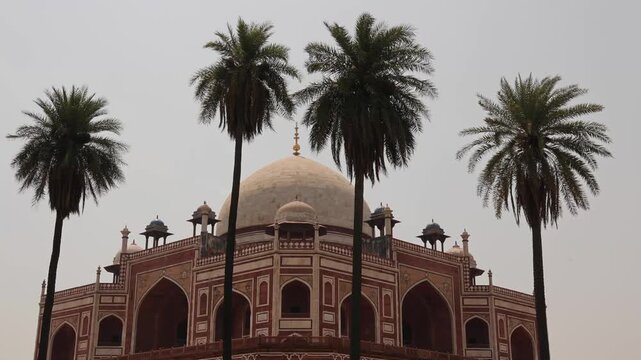 delhi's famous monument that also resembles to taj. Humayun tomb