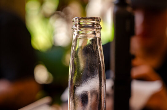 botella de vidrio, botella transparente, envase de vidrio, botella vac&iacute;a, vidrio, recipiente, producto, fotograf&iacute;a de producto, fotograf&iacute;a comercial, objeto cotidiano, objeto transparente, reflejos, t