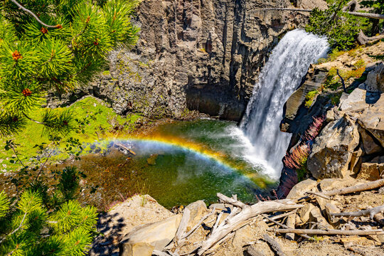 Rainbow Falls cascading over volcanic cliffs in Devils Postpile National Monument California